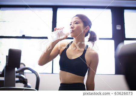 休息的婦女在健身房 63626073