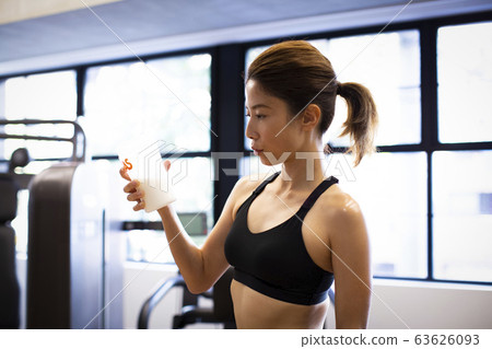  女人喝蛋白質 63626093