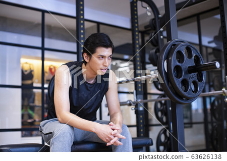 在健身房休息的男人 在健身房休息的男人 63626138
