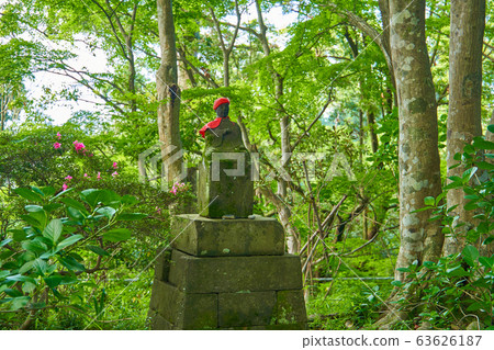 東京八王子市新鮮的綠色高尾佛塔附近的地藏 63626187