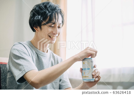 Men drinking alcohol in the room 63626418