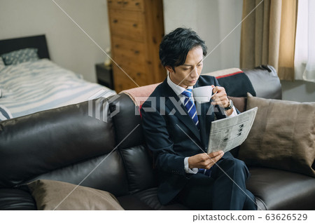 讀報紙的商人 讀報紙的商人 63626529