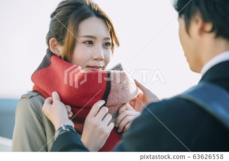 夫婦在屋頂上 63626558