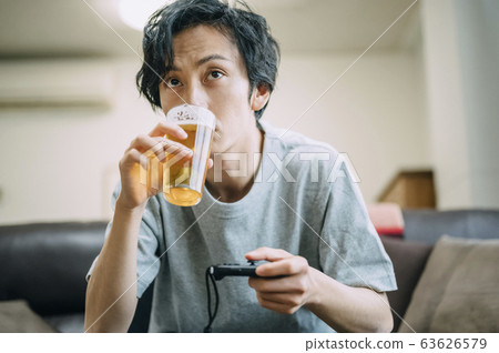 Men playing games in the room 63626579
