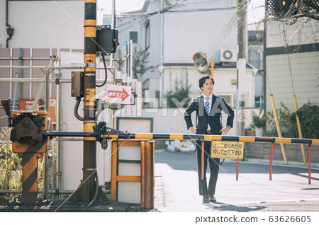 等待平交道口的商人 等待平交道口的商人 63626605