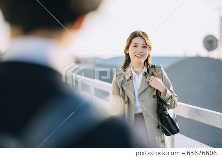 夫婦在屋頂上 63626606