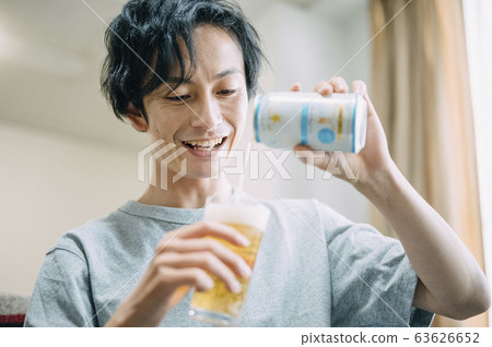 Men drinking alcohol in the room 63626652