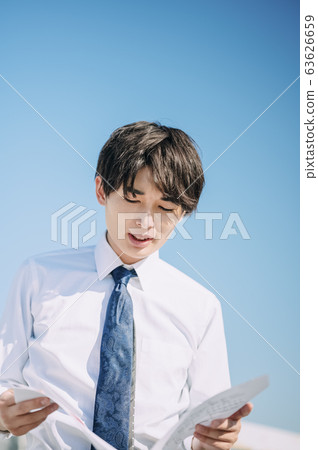 Businessman on the rooftop 63626659