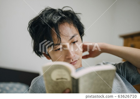 一個男人在房間裡看書 一個男人在房間裡看書 63626710