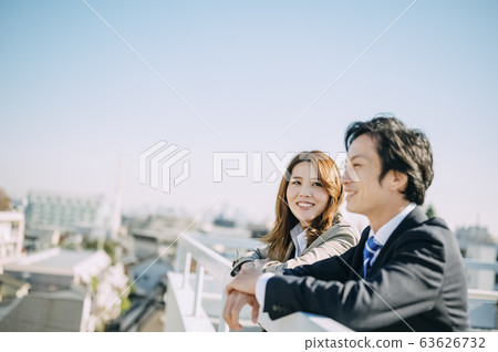 商人和屋頂上的女商人 63626732