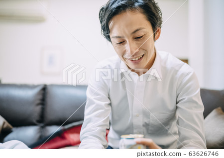Businessman drinking alcohol in room 63626746