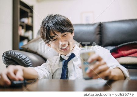 在房間裡喝酒的商人 63626779