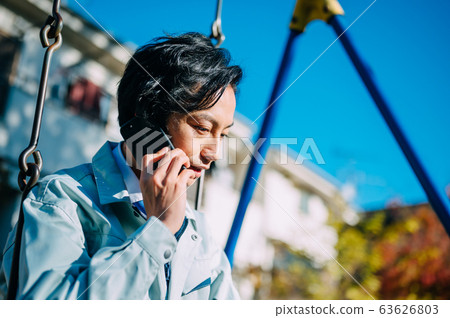 在公園裡打個電話的商人 63626803
