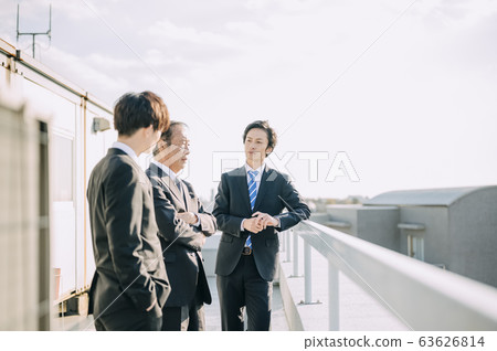 在屋頂上的商人 63626814
