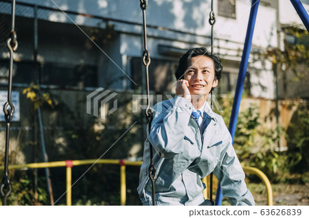 Businessman making a phone call in the park 63626839