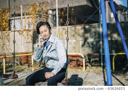 在公園裡打個電話的商人 在公園裡打個電話的商人 63626853