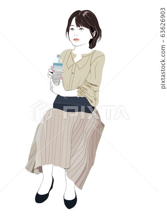 一個女人坐在一個塑料瓶裡的飲用水 一個女人坐在一個塑料瓶裡的飲用水 63626903
