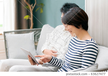 Couple in their forties tablet Couple in their forties tablet 63627477