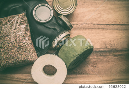 Toilet paper roll, protective gas mask, pack of 63628022