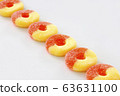 Orange and yellow donut-shaped gummy candy 63631100