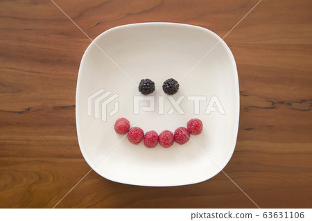 黑莓和覆盆子製成的臉 63631106