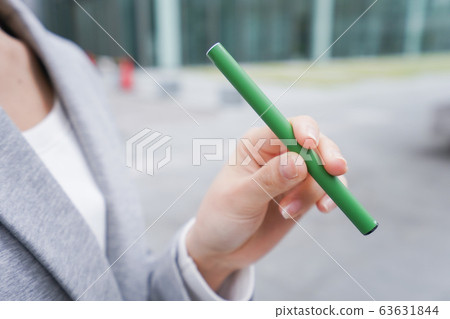 抽電子炸玉米餅的年輕女商人 63631844