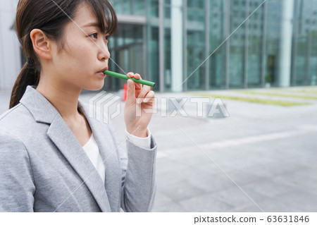 抽電子炸玉米餅的年輕女商人 63631846