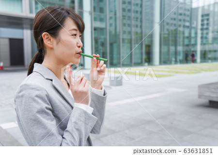 抽電子炸玉米餅的年輕女商人 抽電子炸玉米餅的年輕女商人 63631851