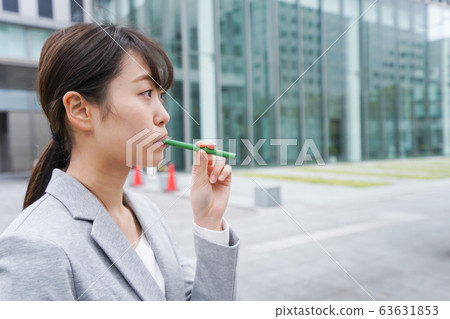 抽電子炸玉米餅的年輕女商人 63631853