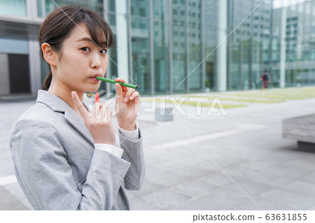 Young business woman smoking electronic taco Young business woman smoking electronic taco 63631855