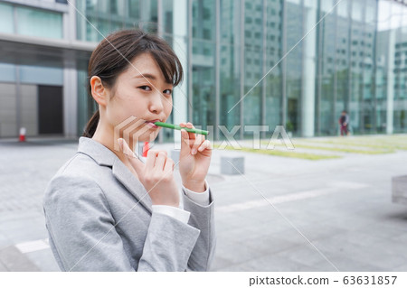 抽電子炸玉米餅的年輕女商人 63631857