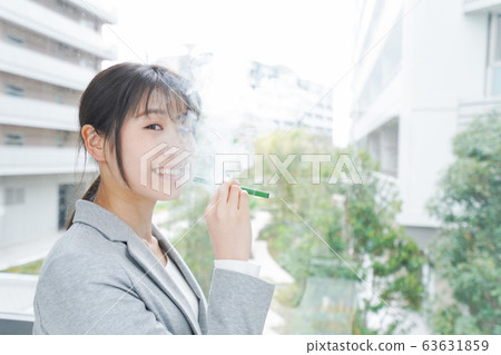 抽電子炸玉米餅的年輕女商人 63631859