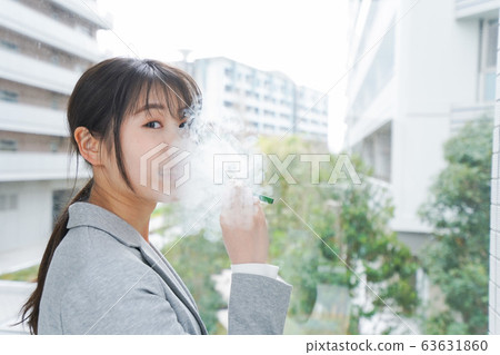 抽電子炸玉米餅的年輕女商人 63631860