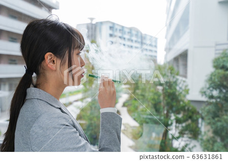 抽電子炸玉米餅的年輕女商人 63631861