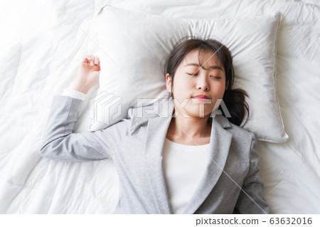 在工作期間小睡的年輕商業女人 63632016