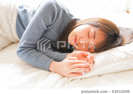 Young woman sleeping on a futon 63632696