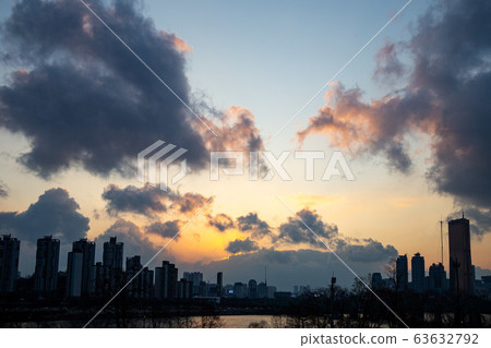 The sunset, clouds on the west Han River from Nodeul Island 63632792