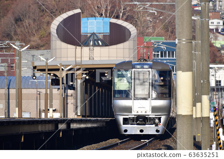 拍攝早春從北海道室蘭市JR室蘭站出發的特快Suzuran的早晨景色 63635251