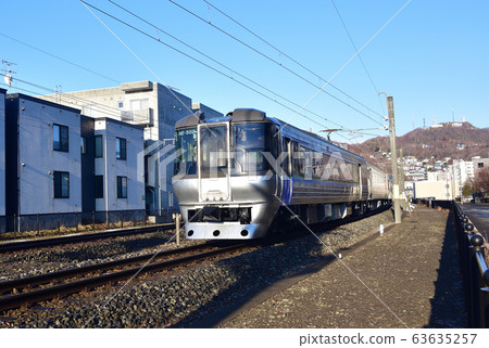 拍攝早春從北海道室蘭市JR室蘭站出發的特快Suzuran的早晨景色 63635257