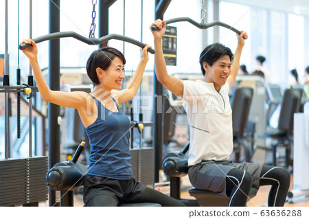 Couple sports gym muscle training sports club Couple sports gym muscle training sports club 63636288
