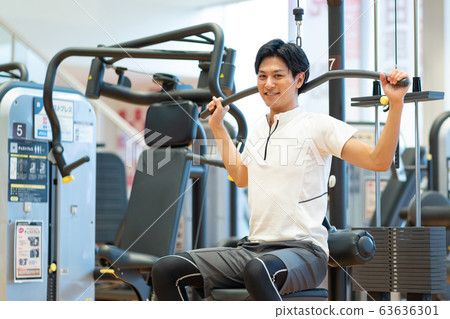 Sports gym young men muscle training sports club Sports gym young men muscle training sports club 63636301