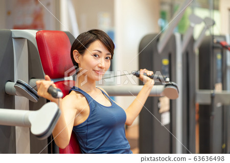 Sports gym middle women muscle training sports club Sports gym middle women muscle training sports club 63636498