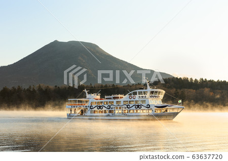 日本北海道國家公園阿寒湖的黎明 63637720