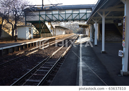 早春拍攝北海道室蘭市JR桃井站的晨光 63637810