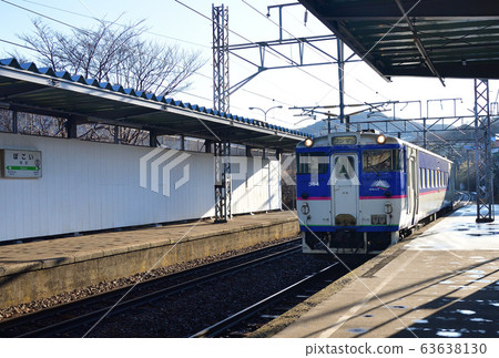拍攝早春從北海道室蘭市JR桃井站進出的普通火車的景色 拍攝早春從北海道室蘭市JR桃井站進出的普通火車的景色 63638130