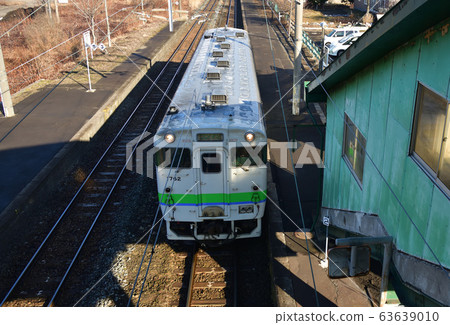 早春到達北海道室蘭市JR水崎站的普通列車的照片 早春到達北海道室蘭市JR水崎站的普通列車的照片 63639010
