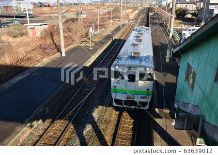 早春到達北海道室蘭市JR水崎站的普通列車的照片 早春到達北海道室蘭市JR水崎站的普通列車的照片 63639012