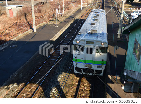 早春到達北海道室蘭市JR水崎站的普通列車的照片 早春到達北海道室蘭市JR水崎站的普通列車的照片 63639013