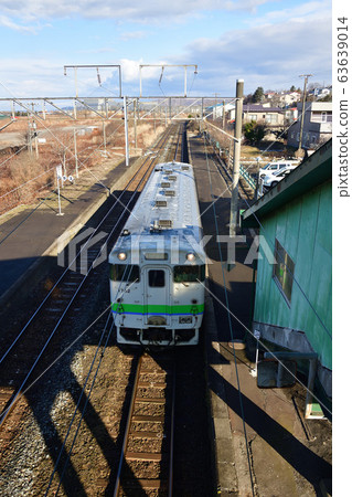 早春到達北海道室蘭市JR水崎站的普通列車的照片 早春到達北海道室蘭市JR水崎站的普通列車的照片 63639014