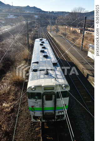 早春到達北海道室蘭市JR水崎站的普通列車的照片 早春到達北海道室蘭市JR水崎站的普通列車的照片 63639015